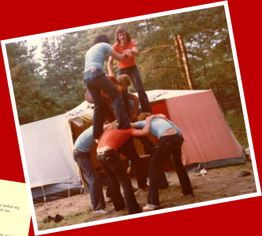 1977: piramide bouwen tijdens vakantie in Lommel (bovenop: Huub van Son- Pieter Goossens en Rien Dekkers)